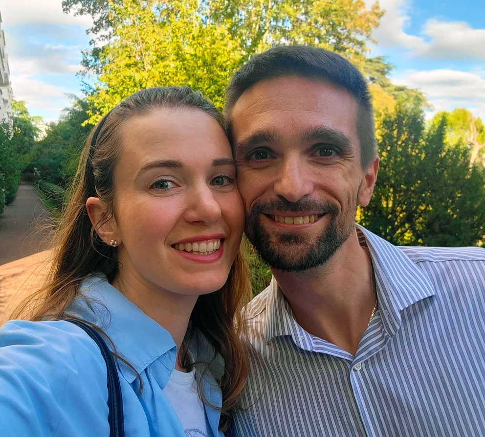 Christophe et Héloïse souriants, photographiés ensemble en plein air