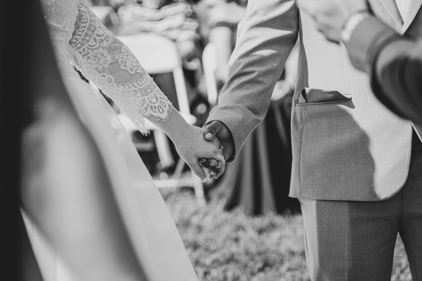 Photographie d’ambiance temporaire : un couple se tenant la main
