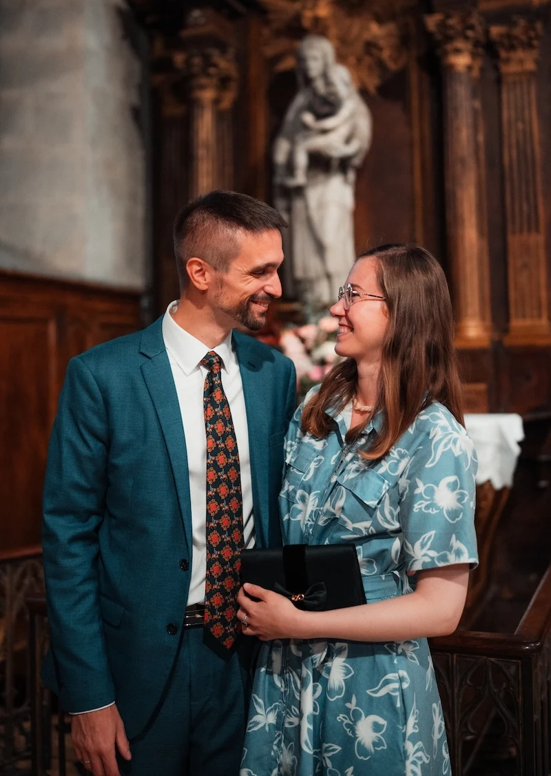 Christophe et Héloïse ensemble dans une église